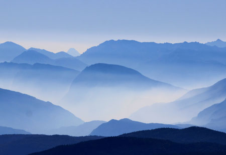 蓝色中国风山水群山雾高清图片壁纸